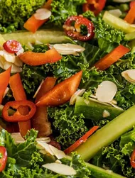 Salada Saudável de Couve Frisada com Malagueta e Amêndoas