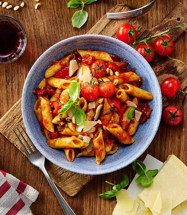 Penne arrabiata com molho de tomate e malagueta