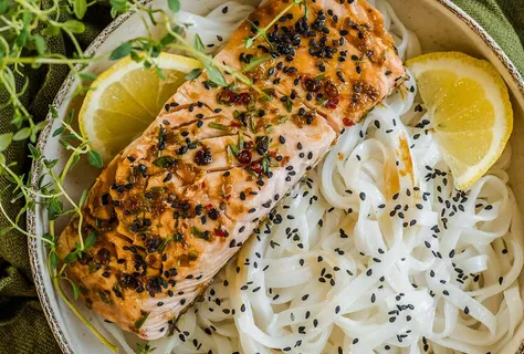Salmão teriyaki grelhado com massa de arroz