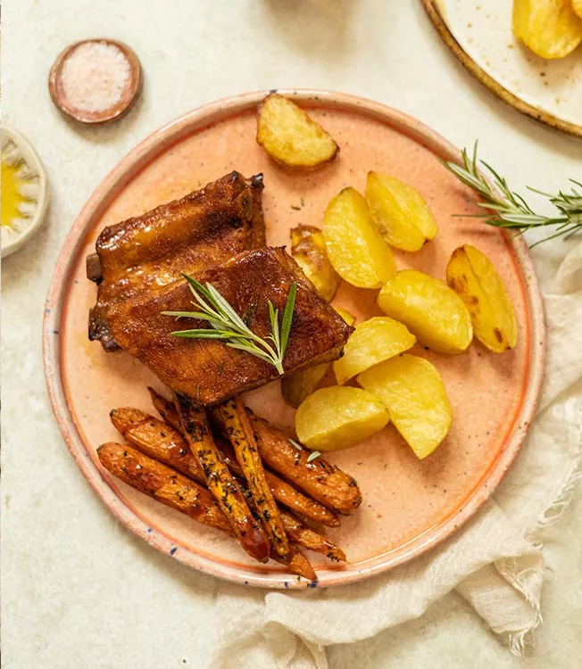Entrecosto teriyaki aromático com cobertura de mel e legumes assados