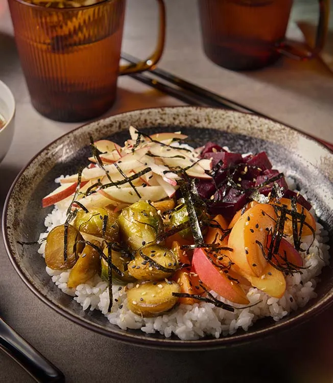 Donburi de legumes assados, fruta e furikake