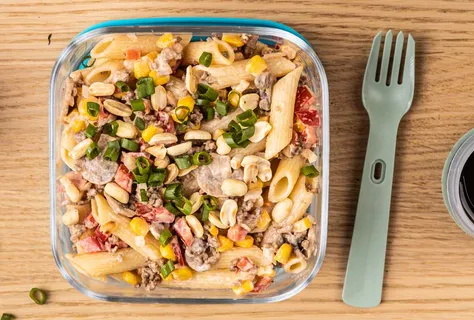 Salada de massa com carne e cogumelos