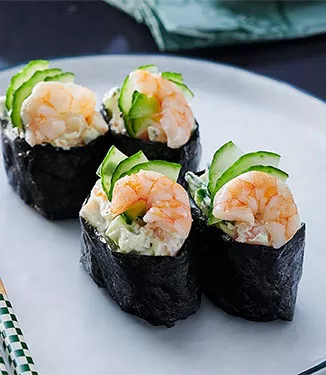 Gunkan Maki Sushi com camarão e pepino
