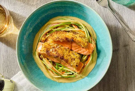 Salmão estaladiço num ninho de esparguete-zoodle