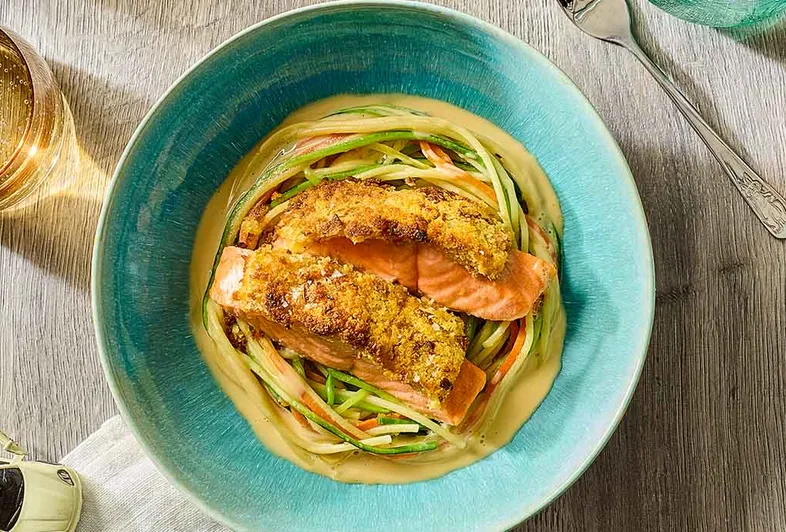 Salmão estaladiço num ninho de esparguete-zoodle