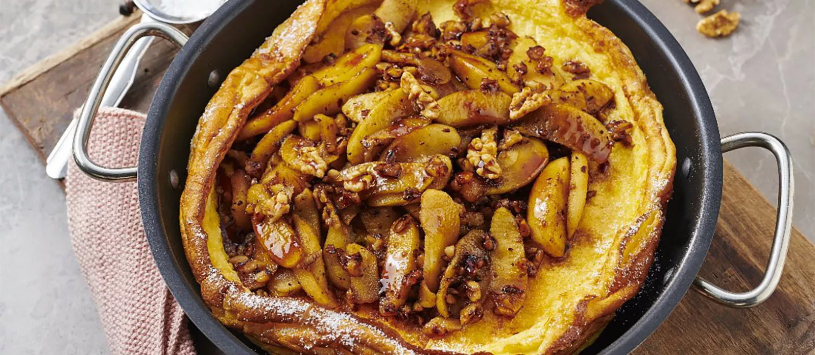 Panqueca holandesa com maçã e avelãs - fácil de preparar