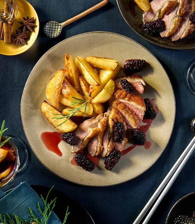 Peito de pato com molho de frutos vermelhos e batatas miso