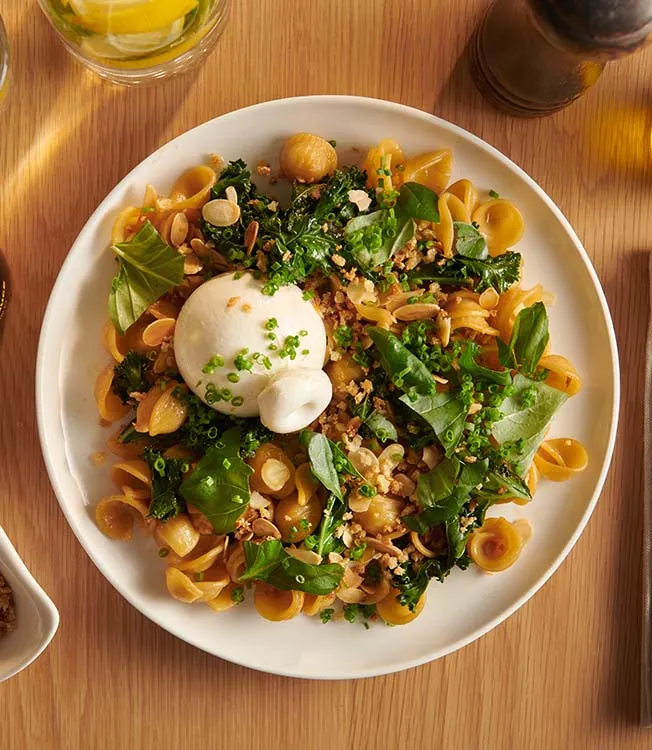 Orecchiette com couve kale, amêndoas e burrata