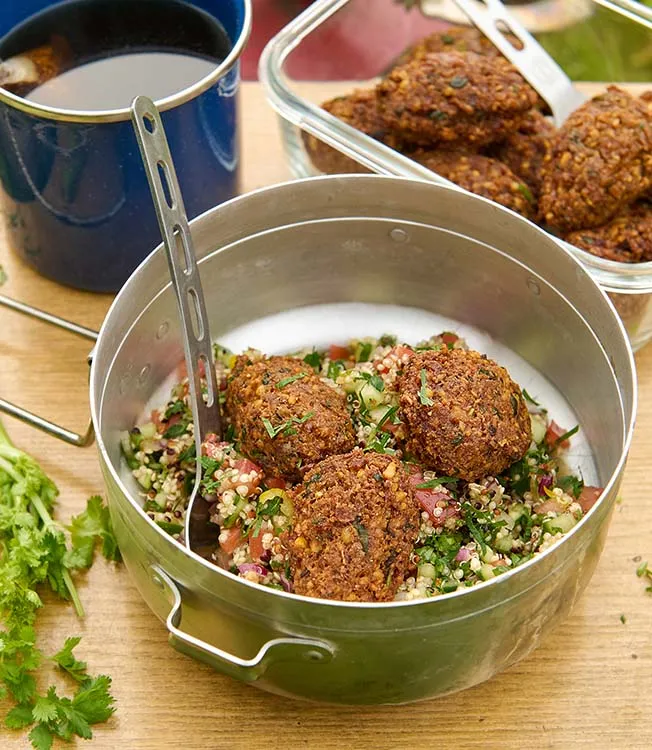 Quinoa à la tabbouleh com falafel e maionese de soja