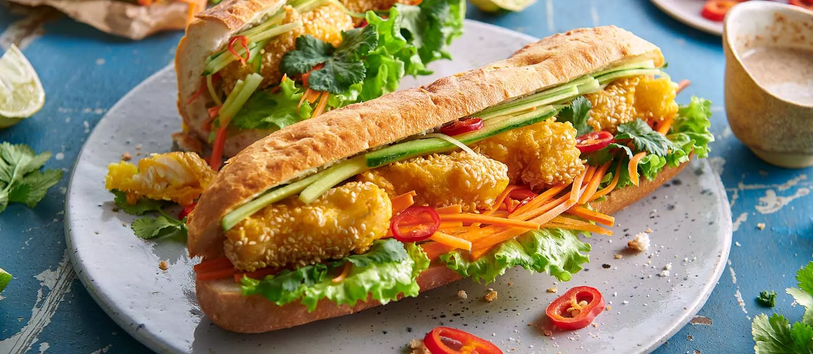 Sanduíche Bahn Mi de bacalhau crocante