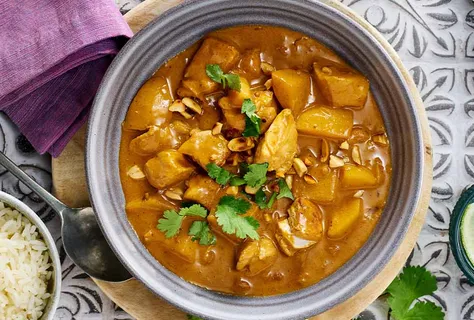 Caril Massaman com frango, batatas e amendoins