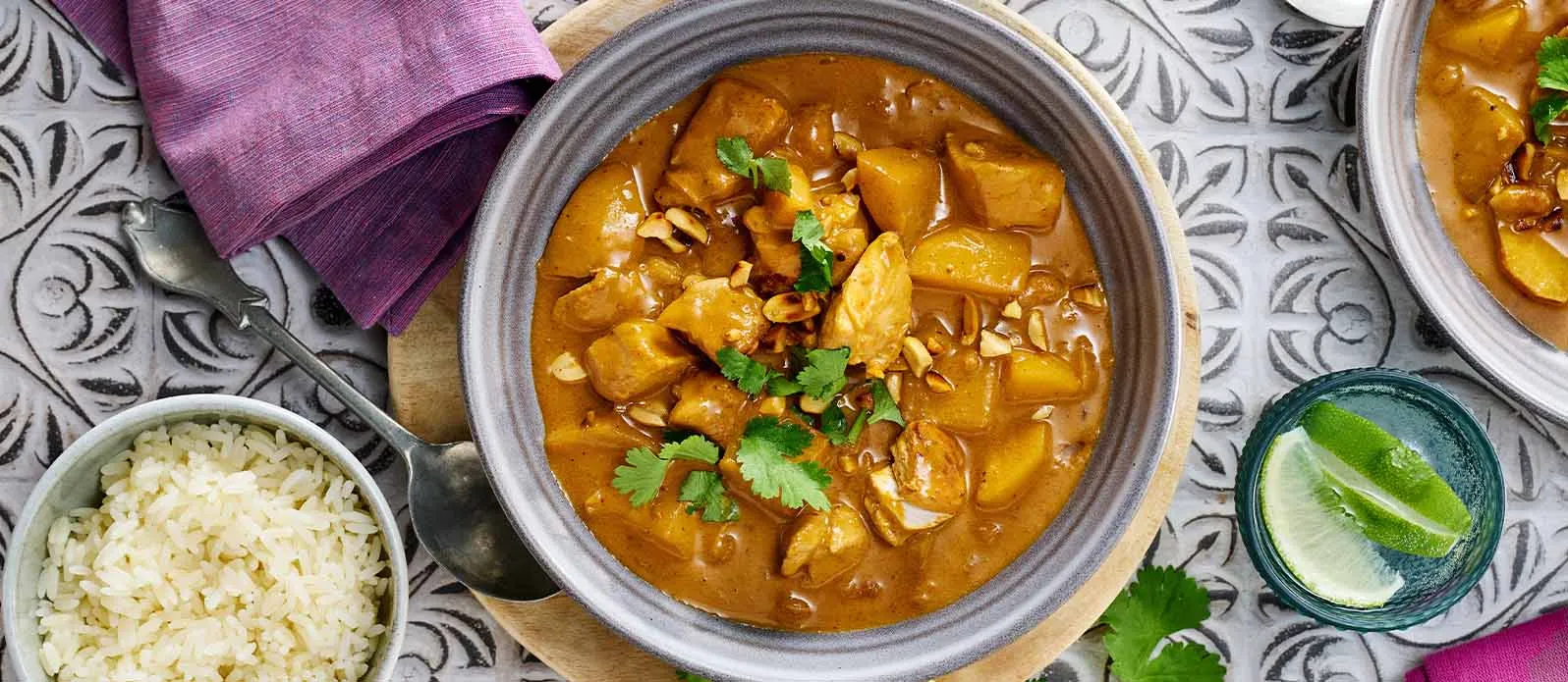 Caril Massaman com frango, batatas e amendoins