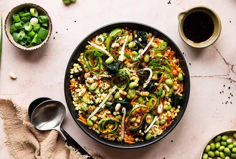Salada de couscous, edamame e wakame