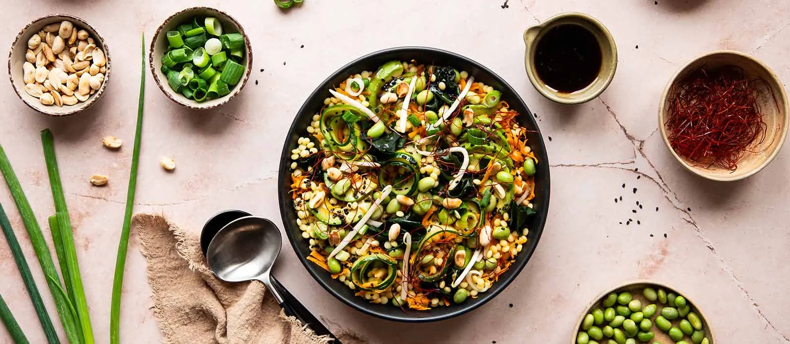 Salada de couscous, edamame e wakame