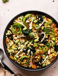 Salada de couscous, edamame e wakame
