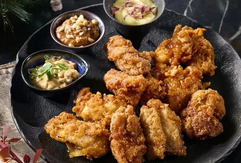Frango com três molhos: wasabi, cogumelos e amendoim