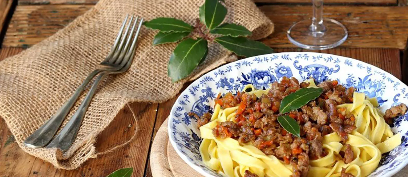 Tagliatelle com ragù bianco e molho de soja