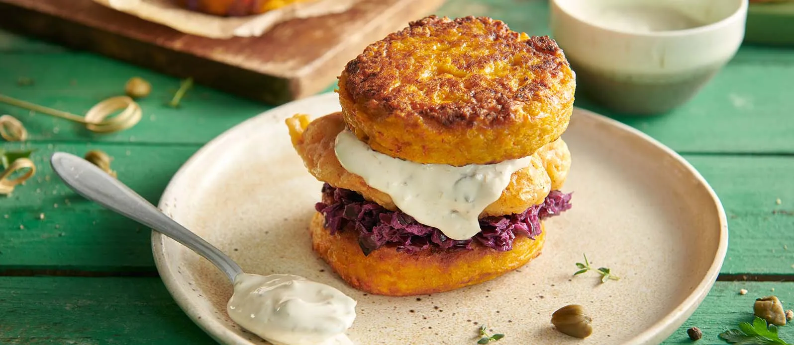 Hambúrguer de frango num pão de abóbora e rösti