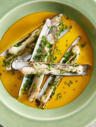 Sopa cremosa de mexilhão com molho de soja