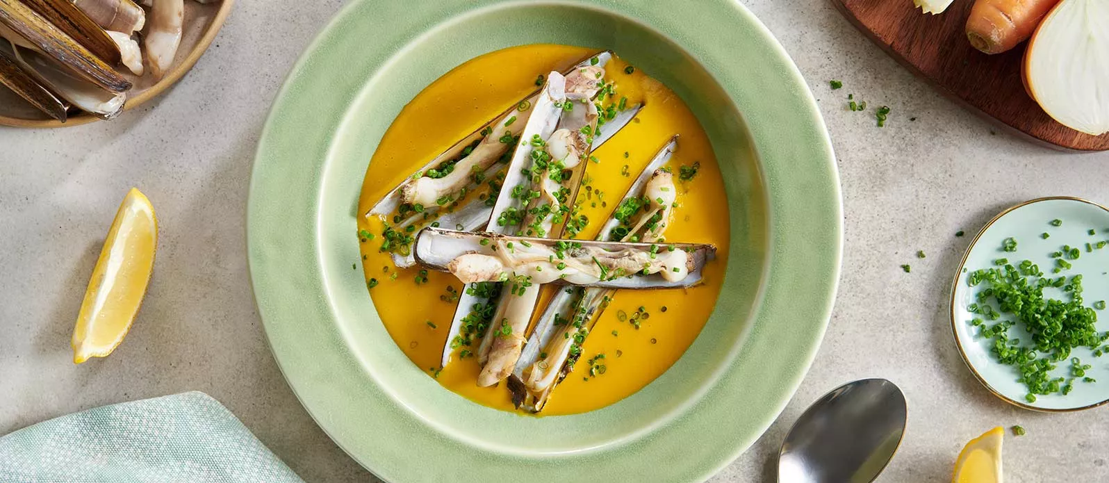 Sopa cremosa de mexilhão com molho de soja