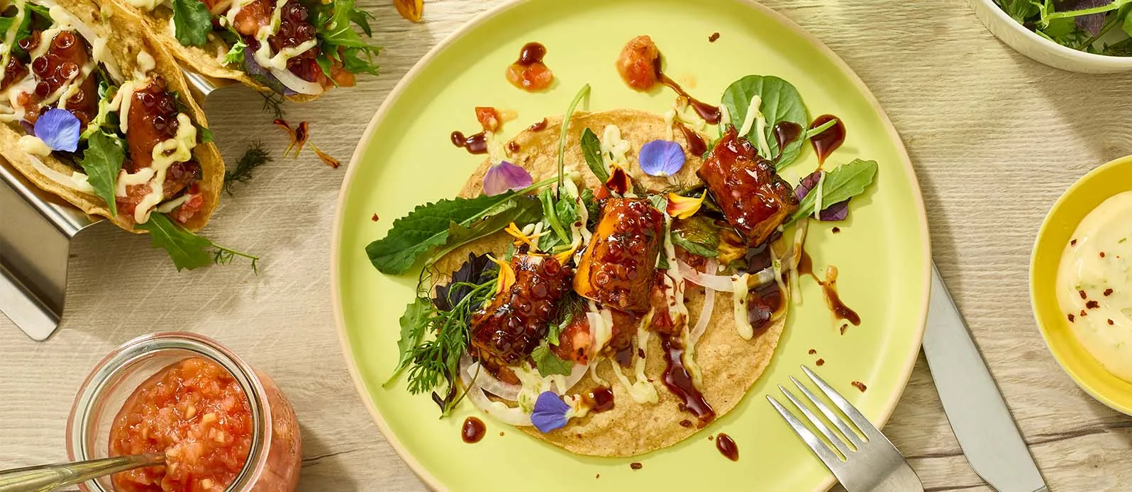 Tacos de polvo teriyaki com tomate e ervas selvagens