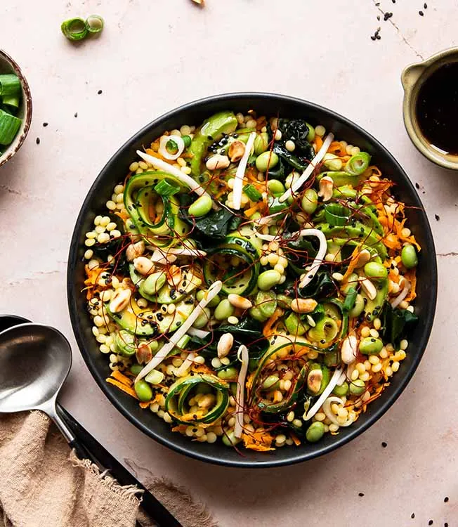 Salada de couscous, edamame e wakame
