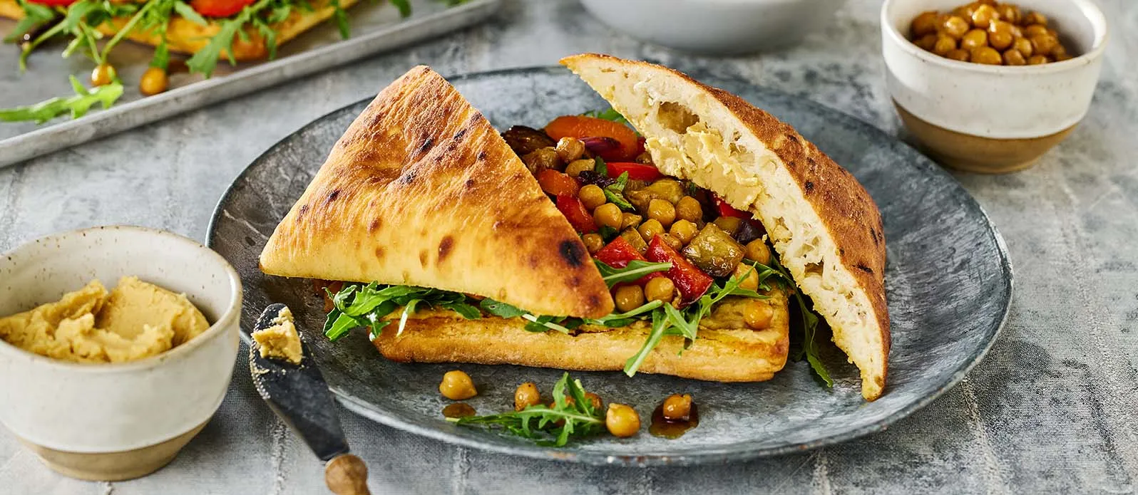 Sanduíche vegetariana de húmus