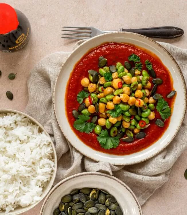 Grão-de-bico e edamame em molho de pimenta
