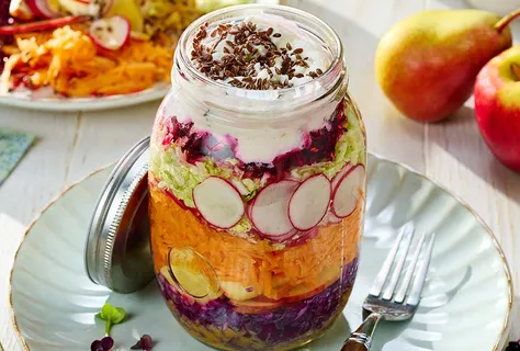 Salada arco-íris com molho de miso