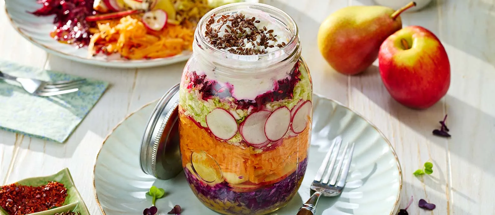 Salada arco-íris com molho de miso