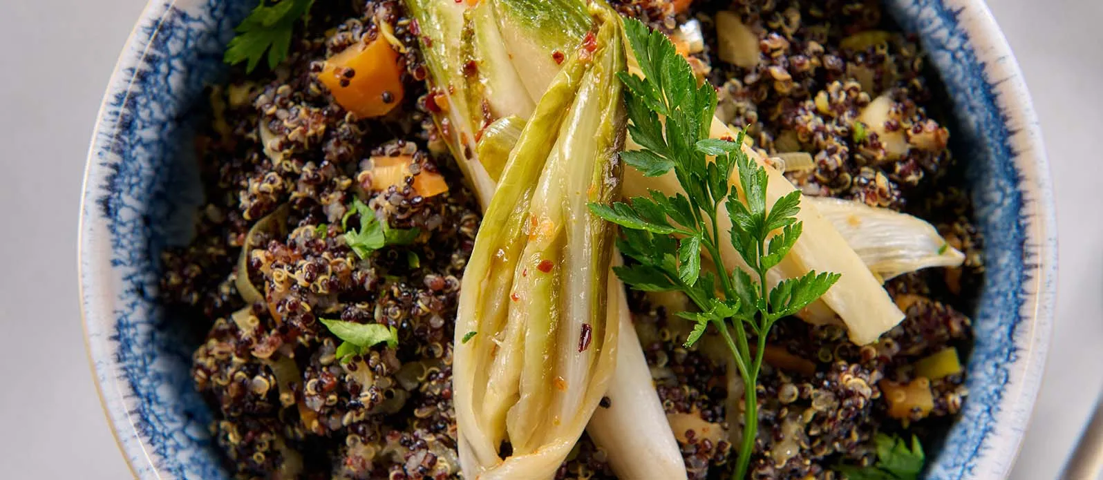 Quinoa oriental com molho de tahini