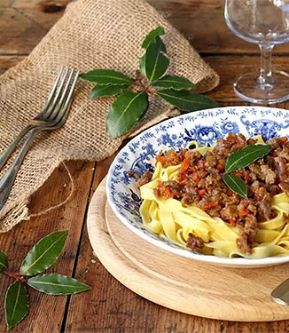 Tagliatelle com ragù bianco e molho de soja
