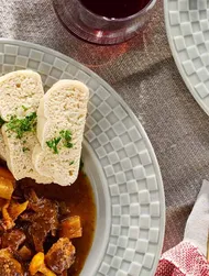 Goulash boémio de veado com cogumelos