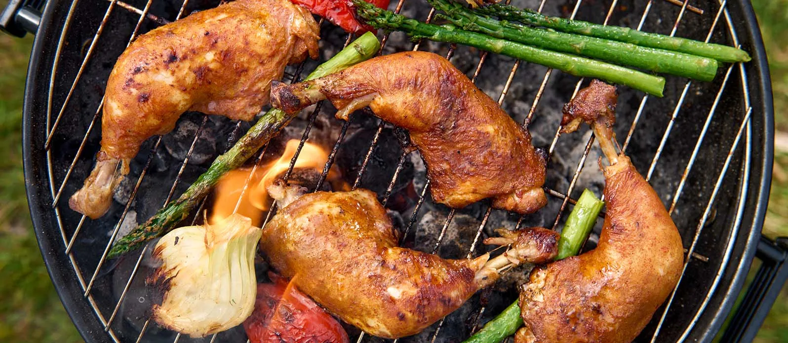 Perna de frango grelhada lentamente com molho de endro