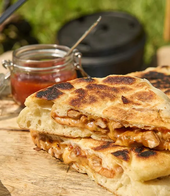 Calzone com carne de porco chipotle e queijo