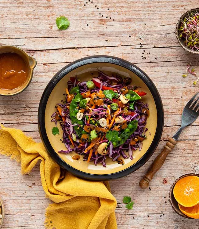 Salada de couve roxa com cajus e ervilhas