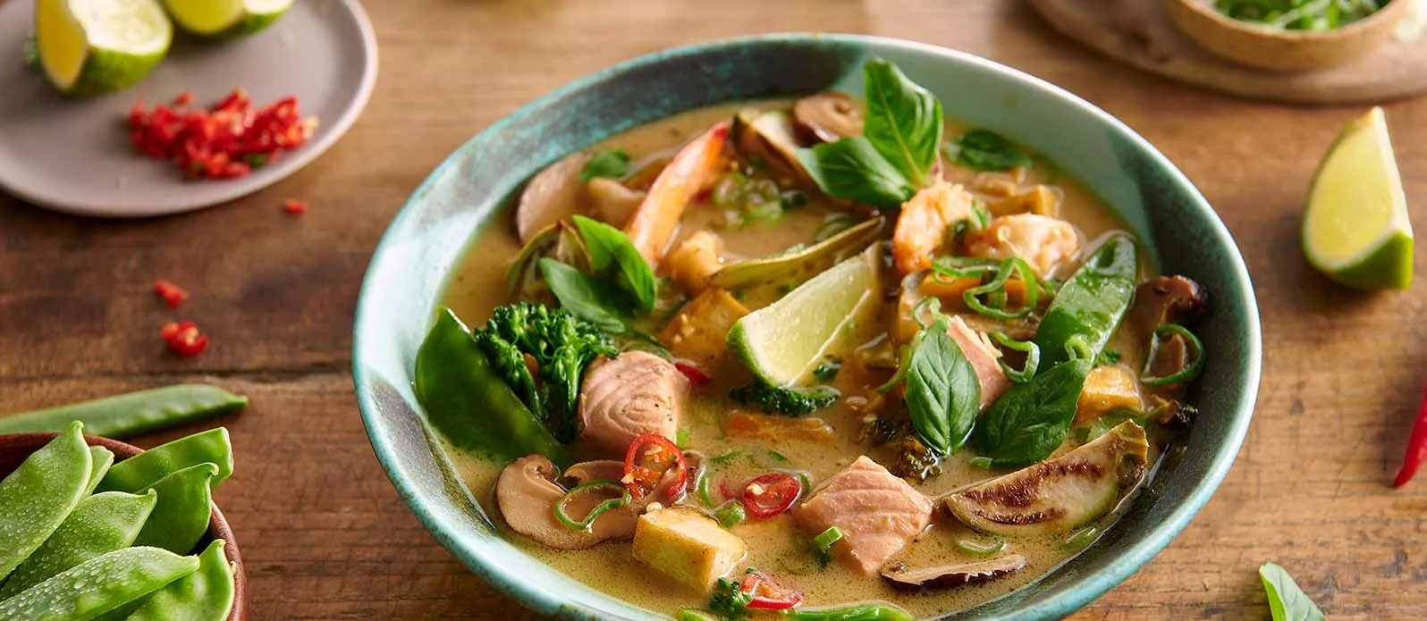 Sopa de lima tailandesa com tofu, salmão e gambas