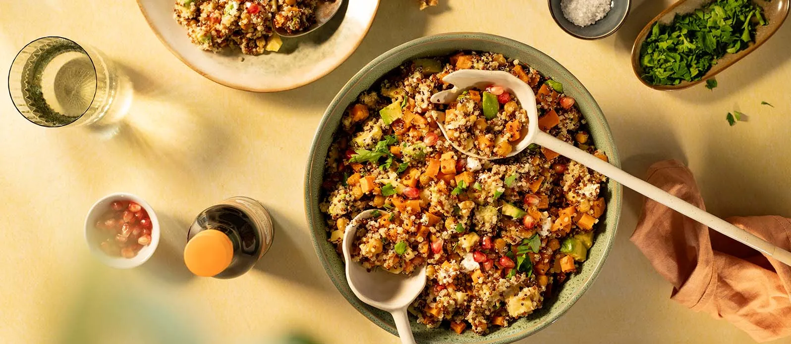 Salada arco-íris de quinoa e queijo