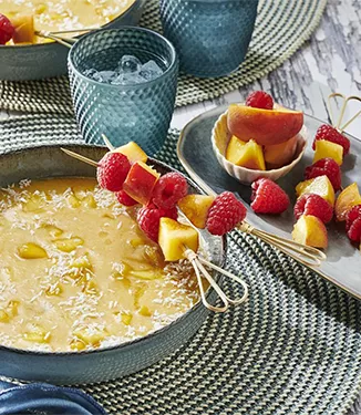 Sopa de coco e pêssego com espetadas de fruta