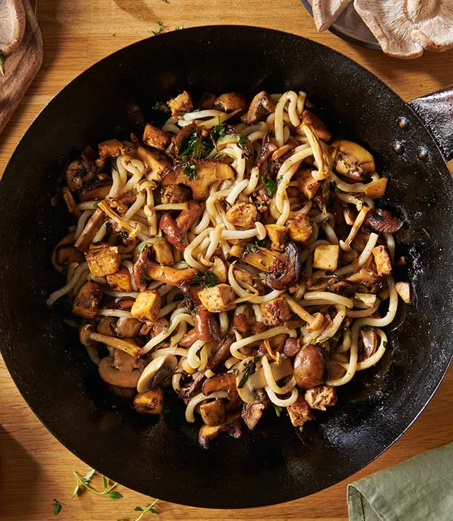Salteado de tofu e cogumelos com udon