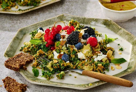 Salada de brócolos com couve kale e queijo feta
