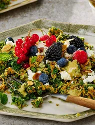 Salada de brócolos com couve kale e queijo feta