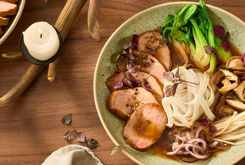 Caldo de noodles de javali teriyaki