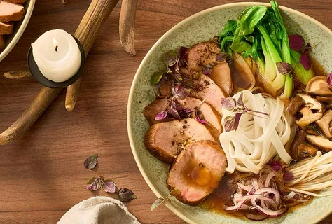 Caldo de noodles de javali teriyaki