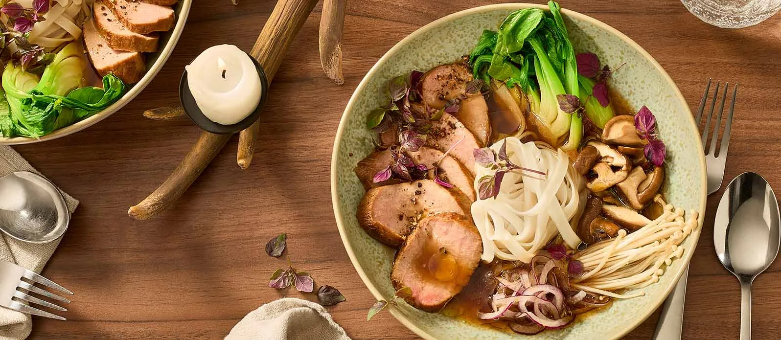 Caldo de noodles de javali teriyaki