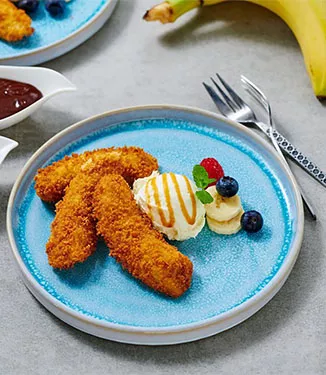Bananas crocantes com gelado de baunilha e molho de chocolate ou caramelo