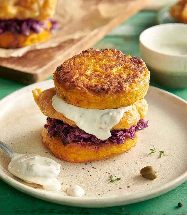 Hambúrguer de frango num pão de abóbora e rösti