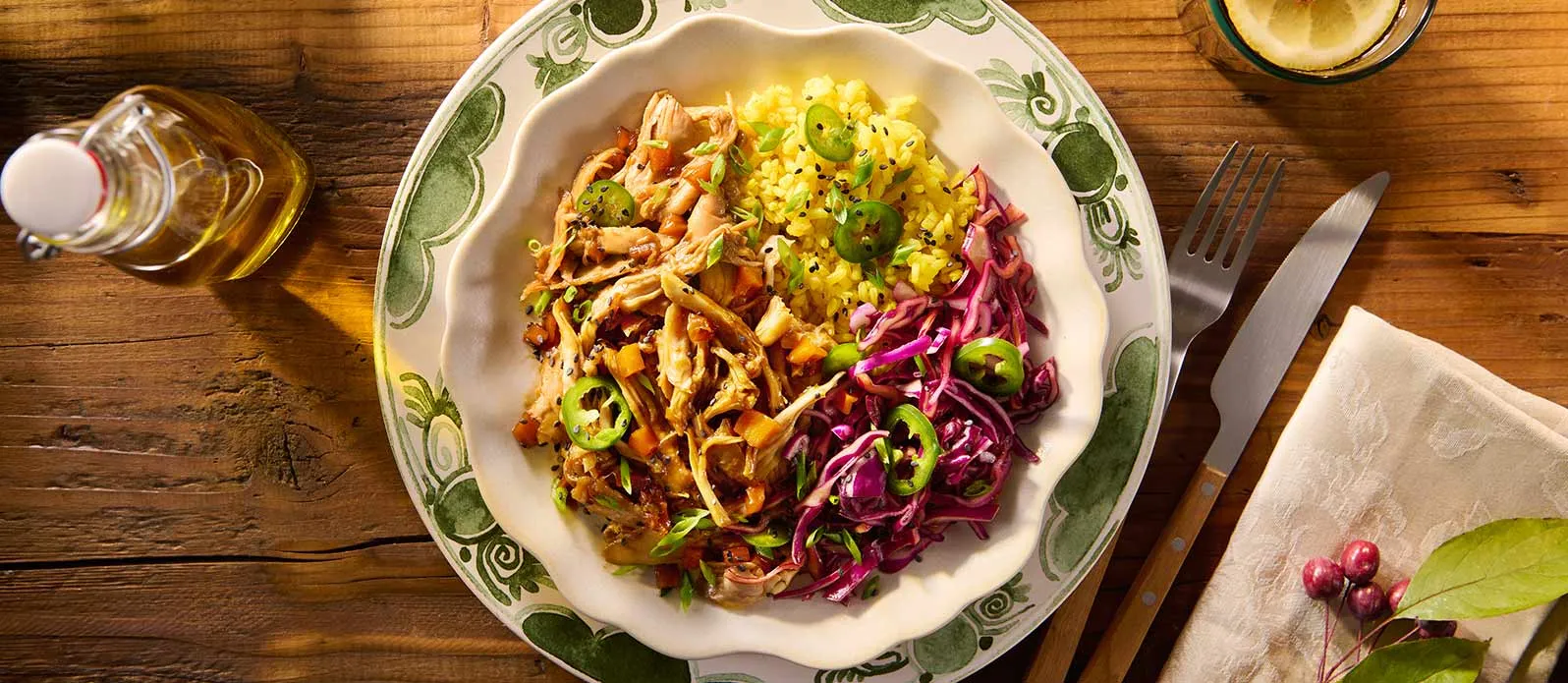 Frango desfiado com abóbora, arroz de curcuma e salada de repolho