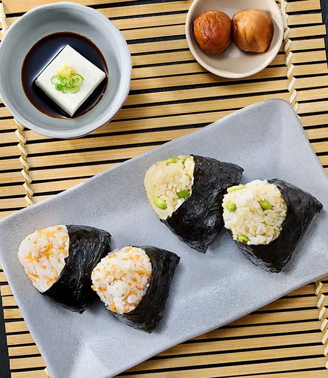 Onigiri de salmão com recheio de abacate