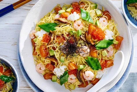 Sushi Chirashi com salmão e arroz
